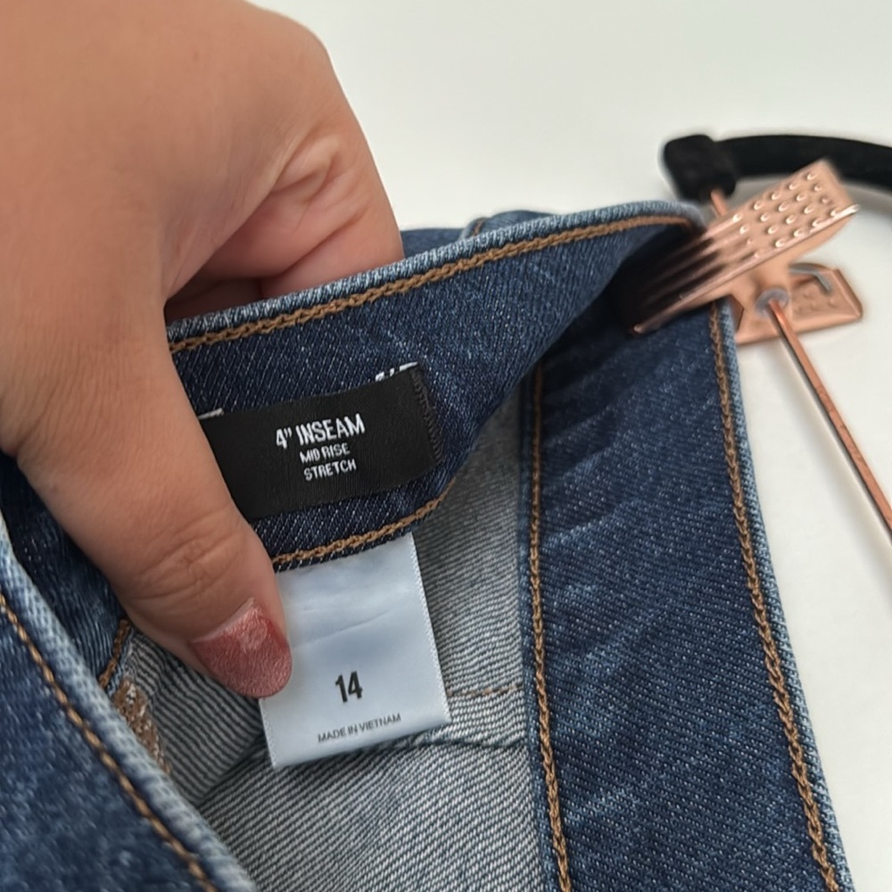 Express Mid Rise Strech Jean Shorts - Picture 6 of 6